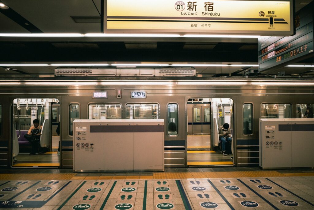 Tàu điện tại Ga Shinjyuku Nhật Bản